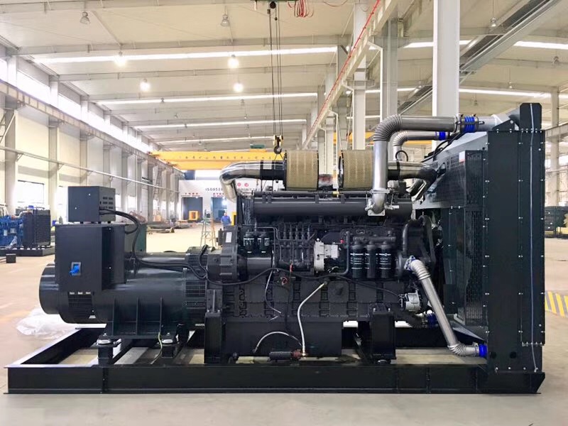 湖北用戶采購的奔馳/MTU800kw柴油發電機組安裝調試完畢！